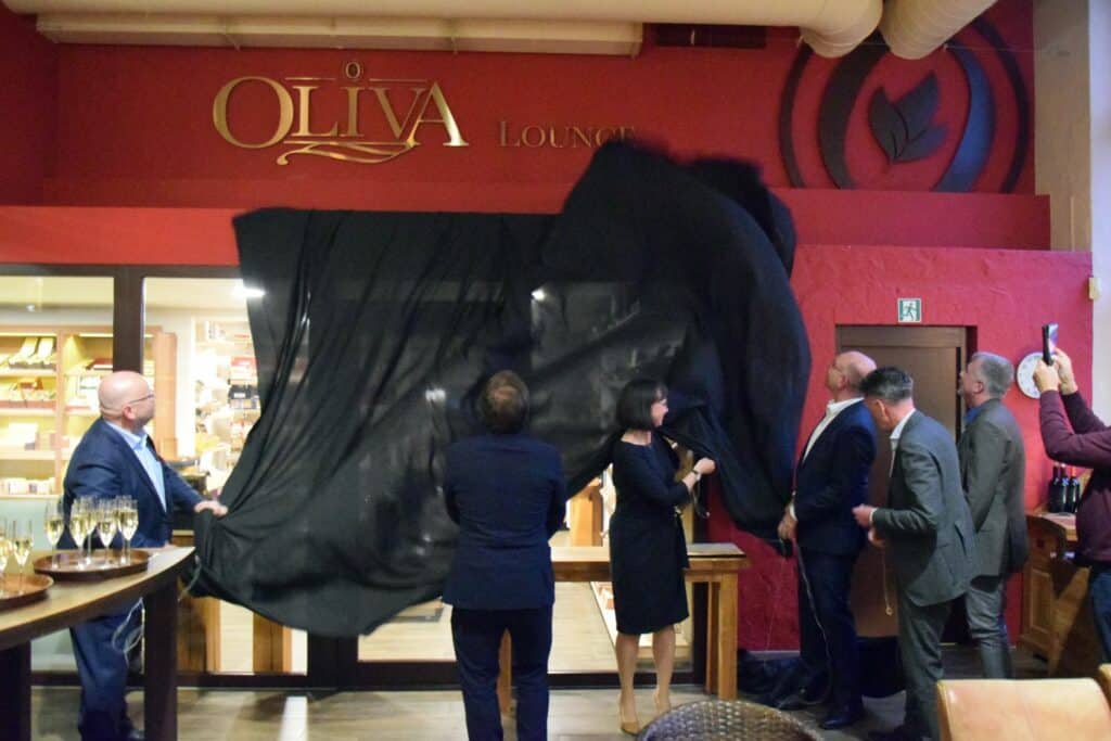 Eröffnung der Oliva Lounge: Das Tuch fällt und enthüllt das Logo.