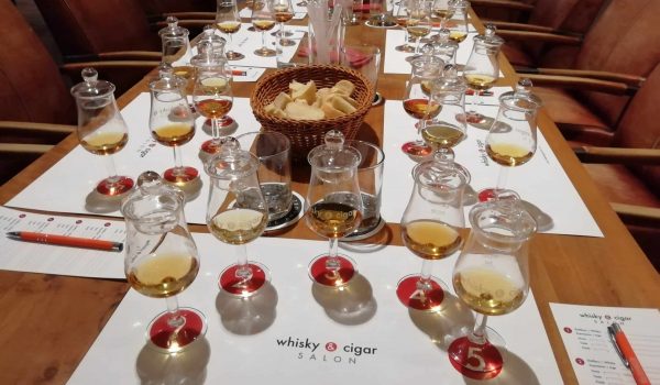 Gedeckter Tisch für ein Whisky-Tasting im whisky & cigar salon