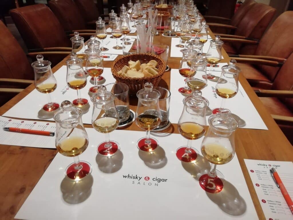 Gedeckter Tisch für ein Whisky-Tasting im whisky & cigar salon